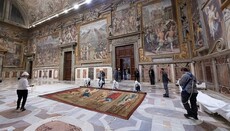 В Сикстинской капелле Ватикана впервые за 500 лет вывесили гобелены Рафаэля
