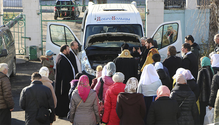 Для оказания экстренной помощи лишившимся крова оборудовали специальный автобус. Фото: eparhia.dp.ua
