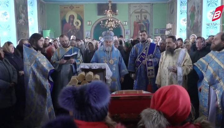 Святкове богослужіння в храмі села Велика Кісниця. Фото: скріншот відео на сторінці Могилів-Подільської єпархії в Facebook
