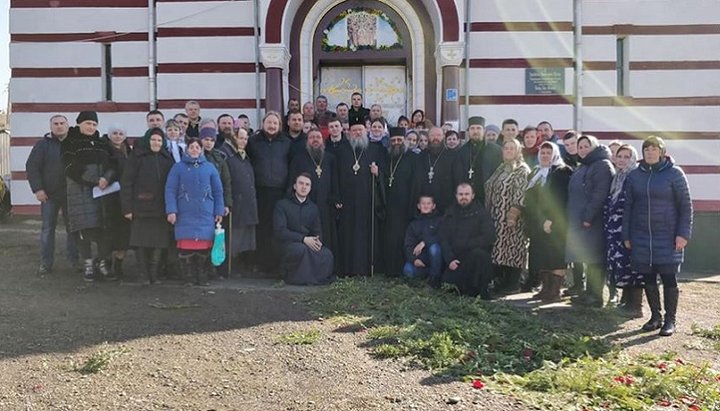 Σεβ. Μελέτιος με την ενορία της UOC του χωριού Zadubrovka. Φωτογραφία: σελίδα Facebook του Ι.Ν. του Αρχαγγέλου Μιχαήλ