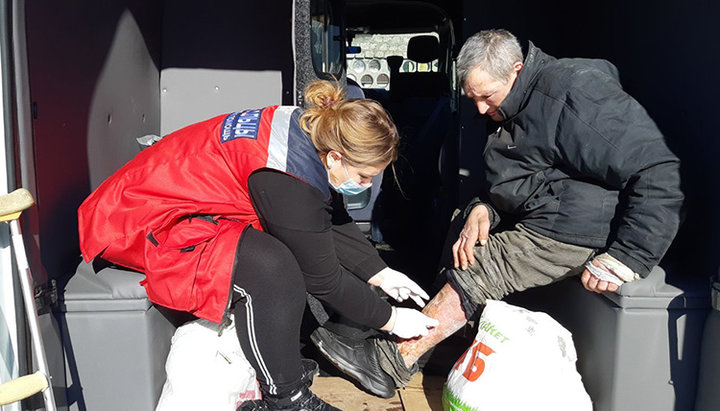 Медицинская команда благотворительного автобуса «Добровольцы» оказывает помощь одному из подопечных. Фото: eparhia.dp.ua