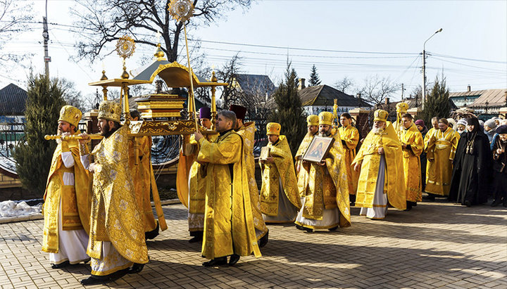 Хресний хід з мощами святителя Ігнатія Маріупольського. Фото: donetsk.church.ua