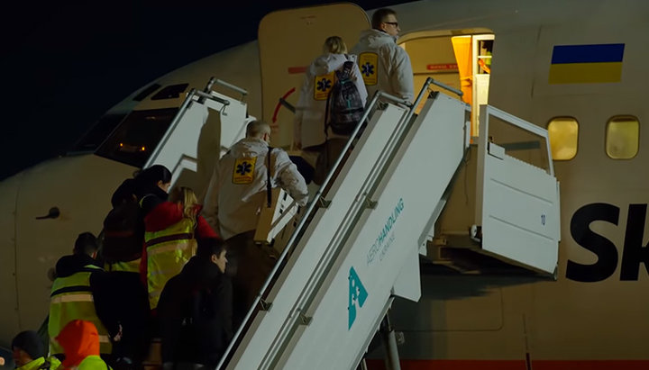 Пасажири піднімаються на борт літака, щоб повернутися з Уханя в Україні. Фото: скріншот відео, яке розмістили на каналі «Кабмін» в YouTube