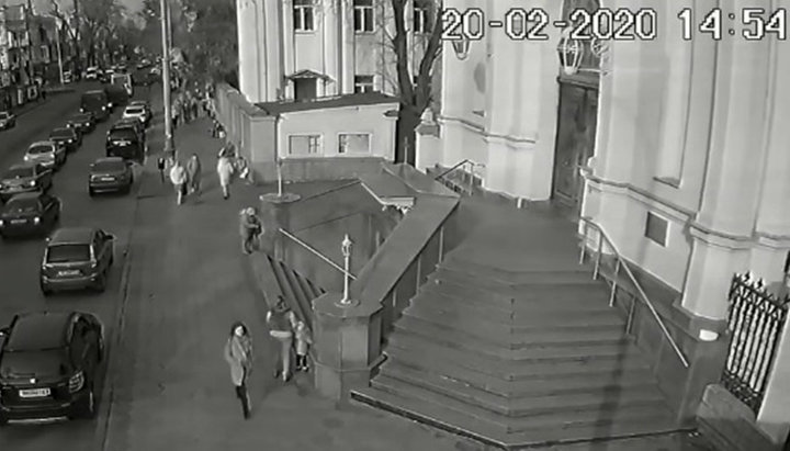 Скріншот з відео, на якому видно, хто насправді роздавав провокаційні листівки. Фото: скріншот з відео на Telegram-каналі XYOdessa