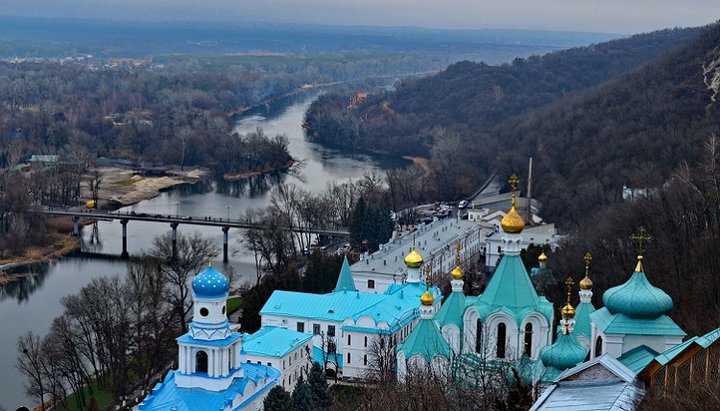 В Сети опубликовали документальный фильм о жизни Святогорской лавры