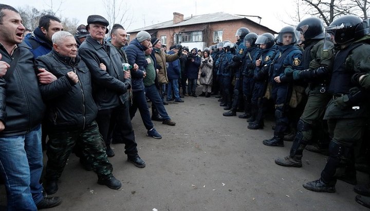 Противостояние местных жителей и силовиков в Новых Санжарах. Фото: REUTERS/Valentyn Ogirenko