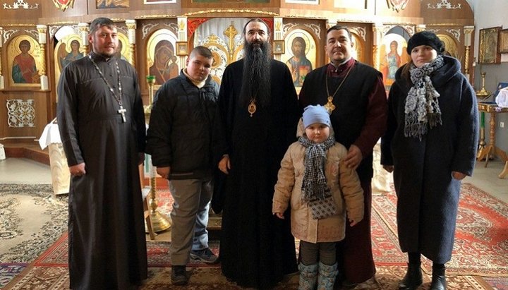 Ο Σεβ. Βαρσανούφιος συναντήθηκε με την οικογένεια του ηγούμενο της εκκλησίας UOC στο Καζάτιν. Φωτογραφία: Επισκοπή Βίννιτσα