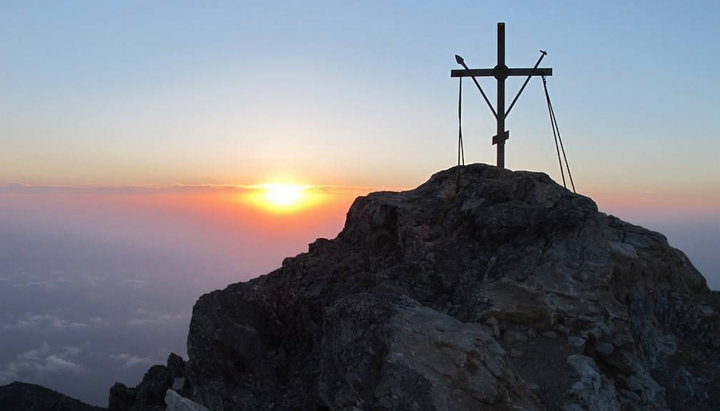 The cross on top of the Holy Mount Athos. Photo: afonit.info