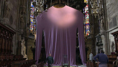 У католицькому соборі Відня прикрили розп'яття Христа величезним светром