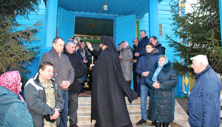 Bishop Pimen supported the believers of the UOC in Riasniki, who are defending their temple. Photo: spzh.news