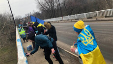 У Нових Санжарах Автомайдан розфарбував міст у кольори українського прапора