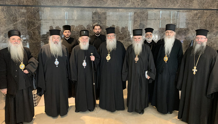 Την αντιπροσωπεία  της Σερβικής Ορθόδοξης Εκκλησίας συνάντησαν στο αεροδρόμιο κοντά στο Αμμάν. Φωτογραφία: Πατριαρχείο Σερβίας