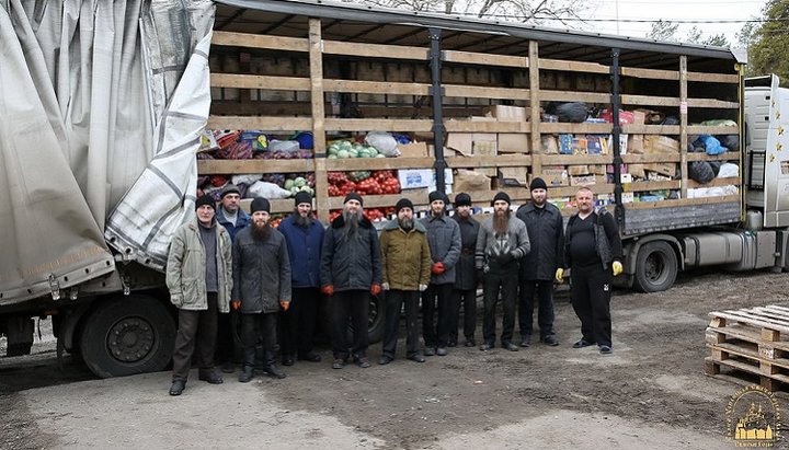 В Святогорскую лавру доставили гуманитарный груз из Черновицко-Буковинской епархии УПЦ. Фото: Святогорская лавра