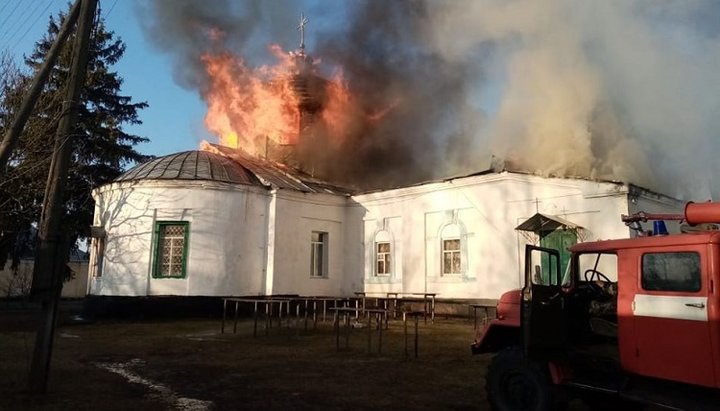 Пожежа в монастирському храмі в селі Домниця. Фото: Facebook-сторінка поліції Чернігівській області