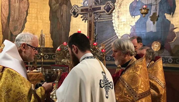 Χειροτονία εκ νέου του πρώην κληρικού της ΟCU ιερομόναχου Ιεροθέου. Φωτογραφία: Facebook σελίδα της Δυτικοευρωπαϊκής Αρχιεπισκοπής της Ρωσικής Εκκλησίας 