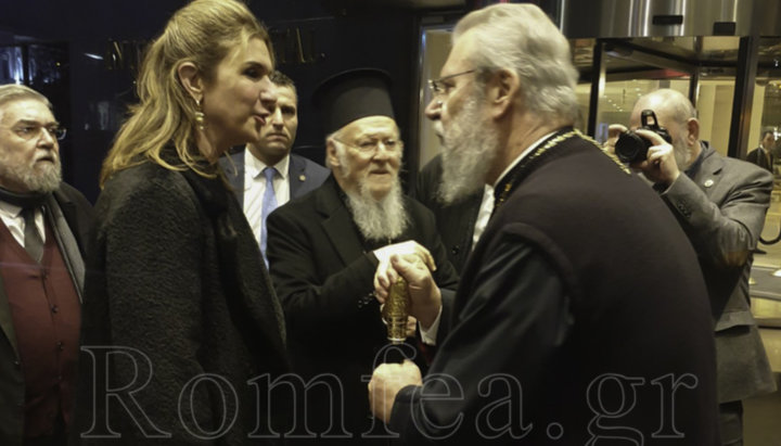 Патриарх Варфоломей лично встретил Архиепископа Хризостома в аэропорту Стамбула. Фото: romfea