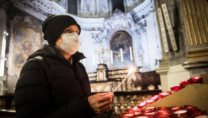 Жінка в захисній масці в храмі Sant'Antonio Abate в Лугано. Фото: swissinfo.ch