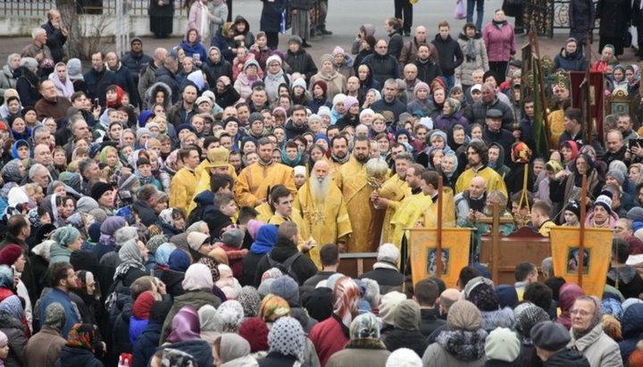 В Чернигове прошел массовый крестный ход. Фото: Черниговская епархия УПЦ