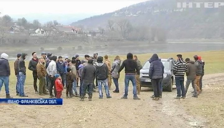 Жителі Мостища більше години журналістів тримали в облозі. Фото: скріншот відео