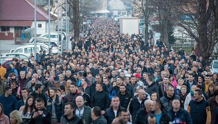 Щотижневі протестні молитовні ходи вірян проходять в Чорногорії вже третій місяць. Фото: mitropolija.com