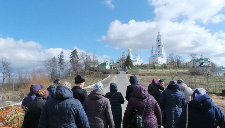 Лишенная храма община УПЦ в Сусвале организовала паломничество в Почаев. Фото: СПЖ