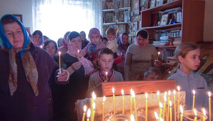 Покровська громада УПЦ після захоплення храму рік молиться в будинку настоятеля. Фото: СПЖ