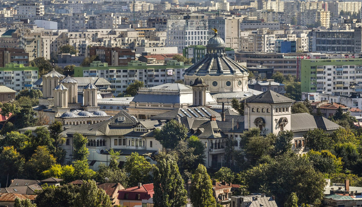 В Румынии литургии будут совершать возле храмов. Фото: basilica.ro