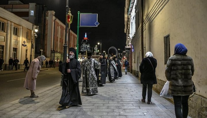 Крестный ход насельников Высоко-Петровской обители Москвы с Влахернской иконой Божией Матери, 18.03.20. Фото:  страница монастыря в Facebook