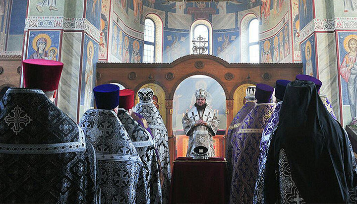 Arhiepiscopul Teodosie (Snighirev) şi clerul unui protopopiat al Mitropoliei Kievului. Imagine: vicariate.church.ua