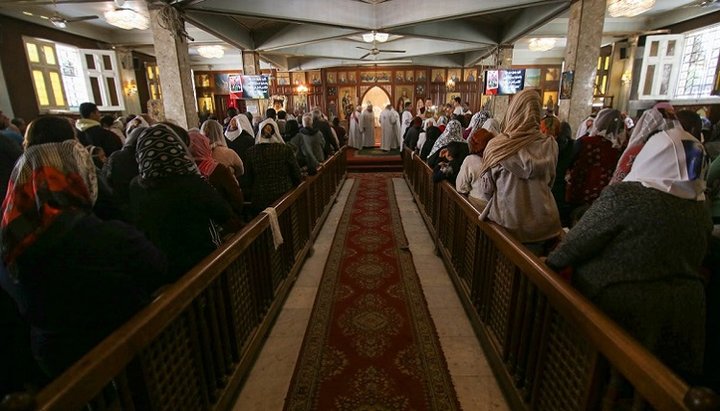 Недільна служба в храмі Коптської Православної Церкви в Каїрі. Фото: Reuters