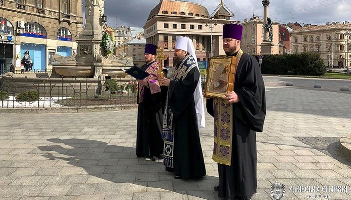 Владика Філарет разом зі священнослужителями об'їхали Львів з часткою Животворящого Хреста Господнього та іконою Пресвятої Богородиці «Всецариця». Фото: прес-служба Львівської єпархії