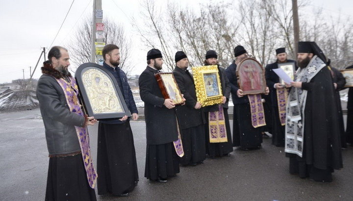 Духовенство УПЦ здійснило хресний хід навколо міста Рівне. Фото: spzh.news