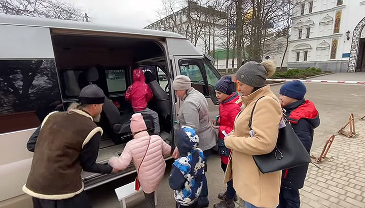 Батьки і діти повертаються з Одеси додому до Полтави. Фото: скріншот відео на YouTube-каналі Одеської єпархії