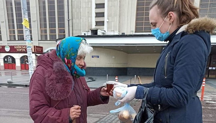 У період карантину православна молодь Києва організовує допомогу безхатькам. Фото: facebook.com/Ольга Кирьяновская