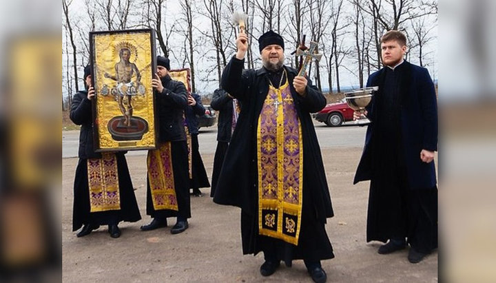 Учасники автомобільного хресного ходу зі святинями. Фото: portal-pravoslavie.sumy.ua