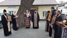 Священники УПЦ совершили молитвенную поездку со святынями по Мелитополю