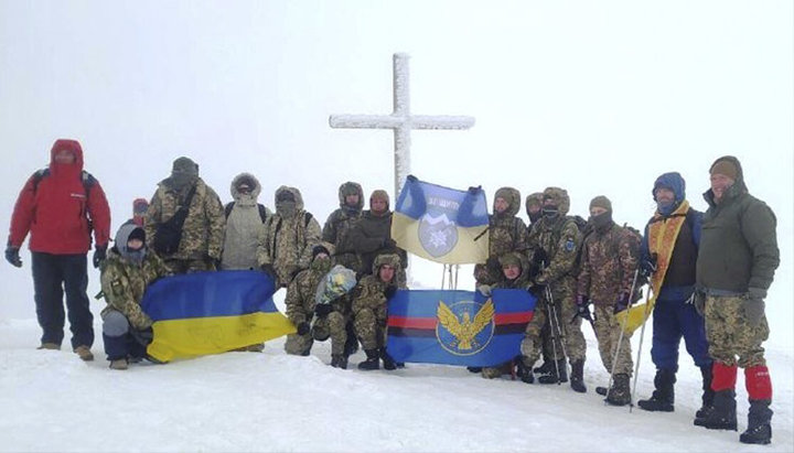 Після «молебню» на вершині найвищої гори України. Фото: сторінка Генерального штабу ЗСУ в Facebook