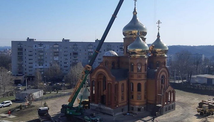 В Обухове освятили накупольные кресты нового Крестовоздвиженского храма. Фото: facebook.com/arh.iona