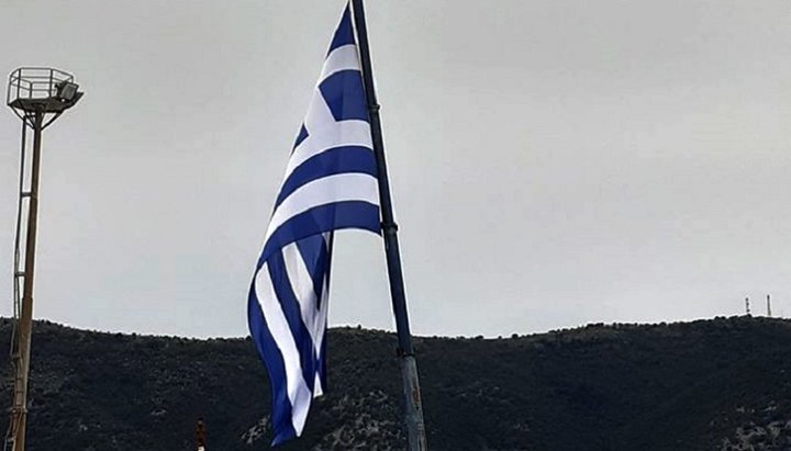 Национальный флаг Греции в Игуменице, 25.03.20. Фото: romfea.gr