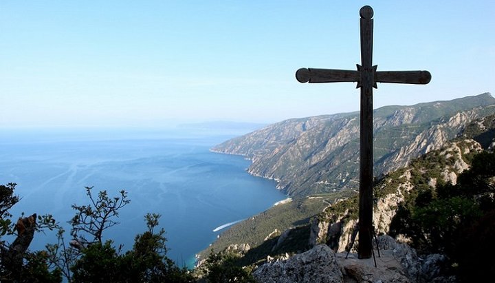 In all the monasteries and sketes of Athos, simultaneous prayer will be offered for the deliverance of the world from the coronavirus pandemic. Photo: i.ytimg.com