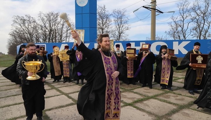 Священики Луганської єпархії окропили околиці Луганська і його жителів святою водою. Фото: eparhia.lg.ua