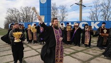 Священнослужители УПЦ совершили крестный ход со святынями вокруг Луганска