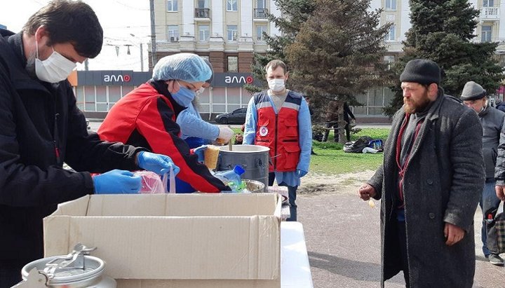 Клірик УПЦ про бездомних: Якщо ми заб’ємся в нори, хто буде християнином?