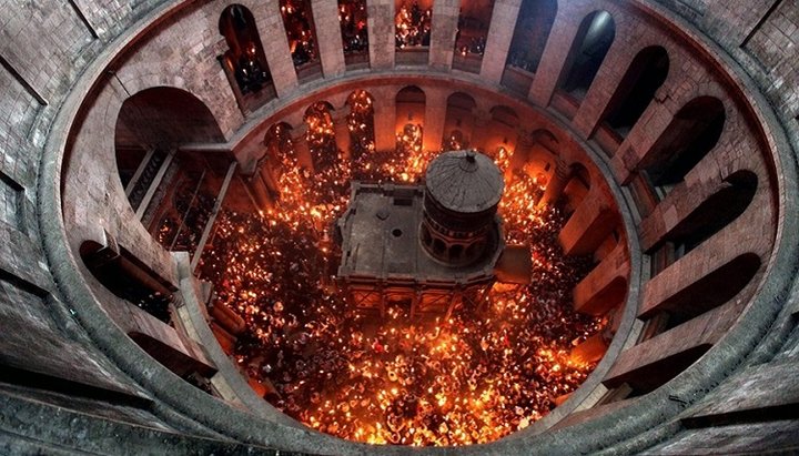 Ceremonia pogorârii Sfântului Foc în Biserica Sfântului Mormânt din Ierusalim. Imagine: redluchbl.ru