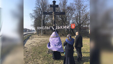 На въездах в Хмельницкий совершили молебен об избавлении от коронавируса