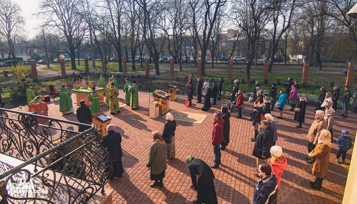 У зв'язку з коронавірусним карантином святкове богослужіння проходило на вулиці. Фото: eparhiya.od.ua