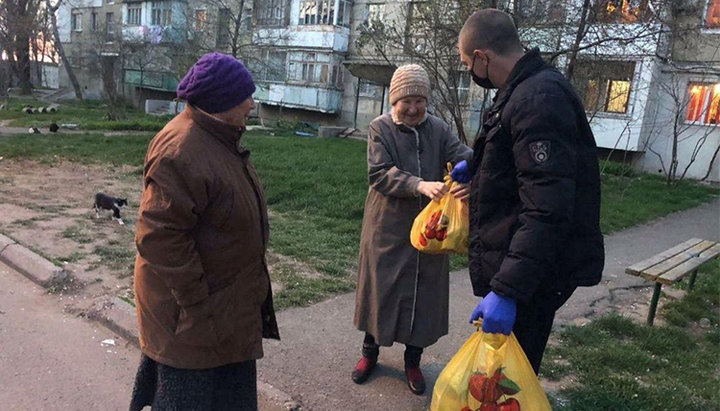 Одеська єпархія надає гуманітарну допомогу тим, хто в дні коронавірусного карантину залишився без засобів до існування. Фото: eparhiya.od.ua