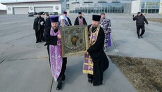 Санкт-Петербургский митрополит облетел город с Казанской иконой Богородицы