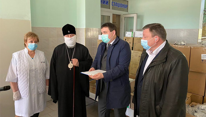 The UOC clergy handed over to doctors the coronavirus tests and protectors on behalf of the Church. Photo: news.church.ua