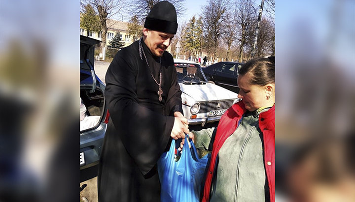 Нужденні жителі Хмельницької області отримали допомогу від УПЦ в дні коронавірусного карантину. Фото: сторінка Хмельницької єпархії в Facebook